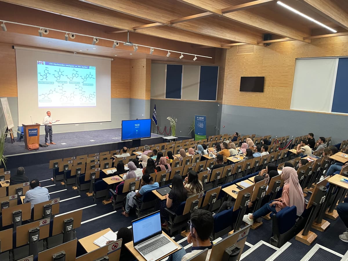 Synthèse de nouveaux analogues C-nucléosides quaternarisés en position anomérique comme agents antiviraux potentiels