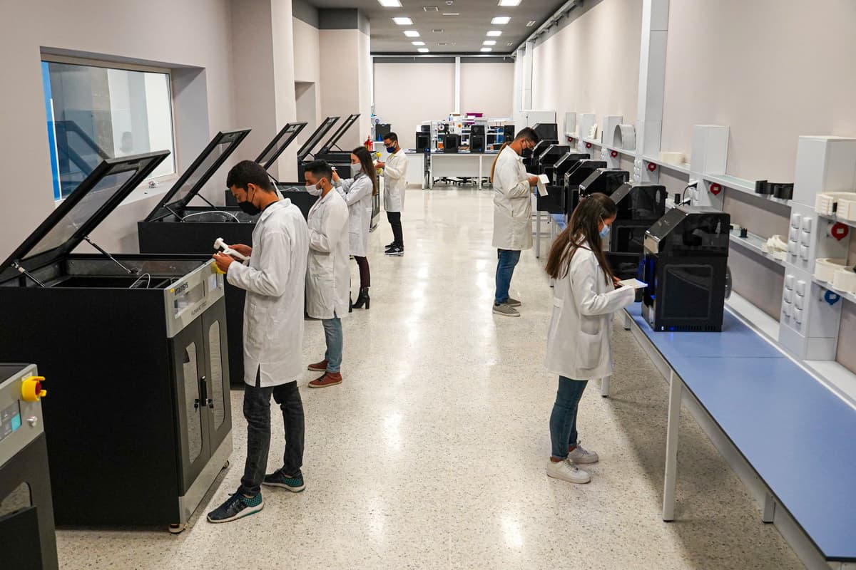 Visite des collégiens du GSU Jean de la Fontaine aux labos de l'UEMF
