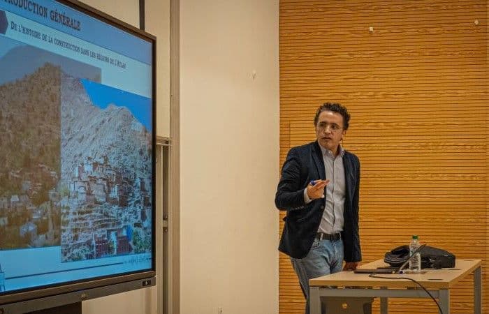 Pr. Ahmed KOUTOUS anime une conférence autour de la construction parasismique en matériaux locaux