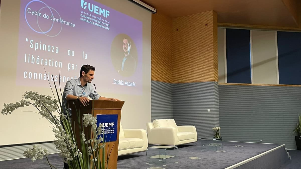 Pr. Rachid Achachi soulève le thème "Spinoza ou la libération par la connaissance" lors de sa conférence à l'UEMF