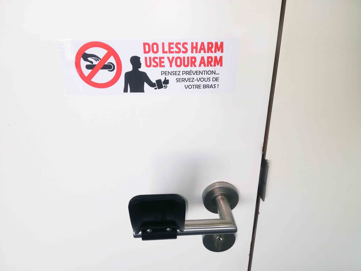 Dispositif d’ouverture de porte avec bras