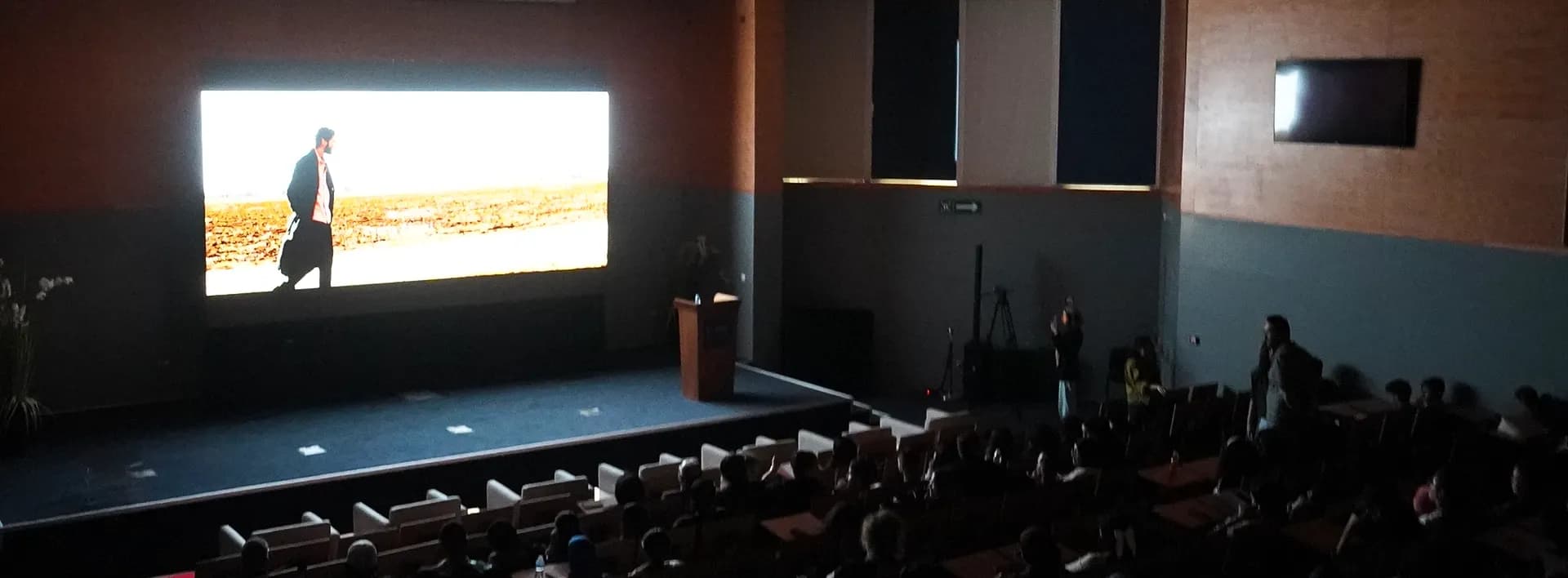 ساحة أغورا / المطعم / دار السينما