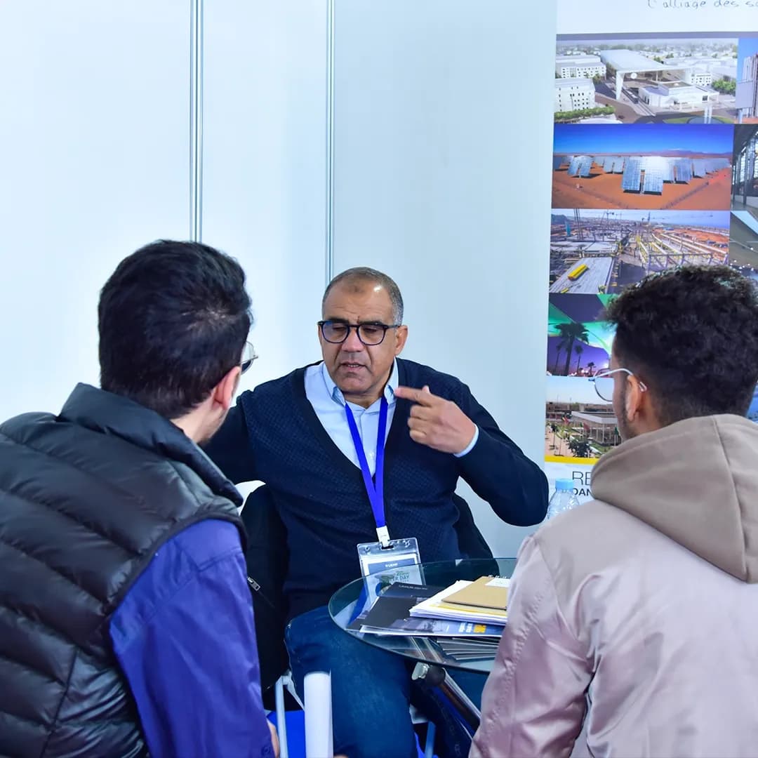 Préstamo de obras y consultas en sala.