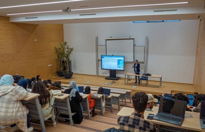 Pr. Ahmed KOUTOUS anime une conférence autour de la construction parasismique en matériaux locaux