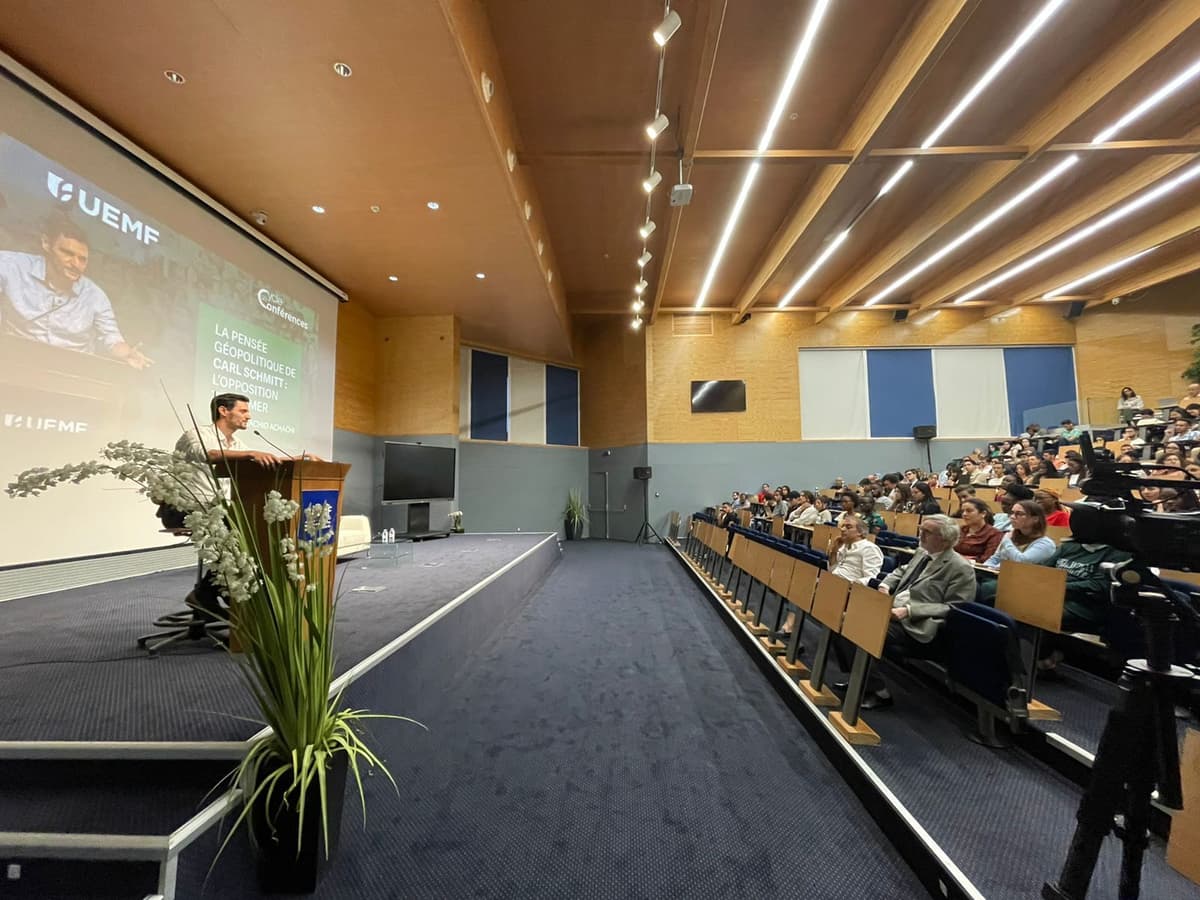 Pr. Rachid Achachi aborde la thématique de la pensée géopolitique de Carl Schmitt : l'opposition terre/mer