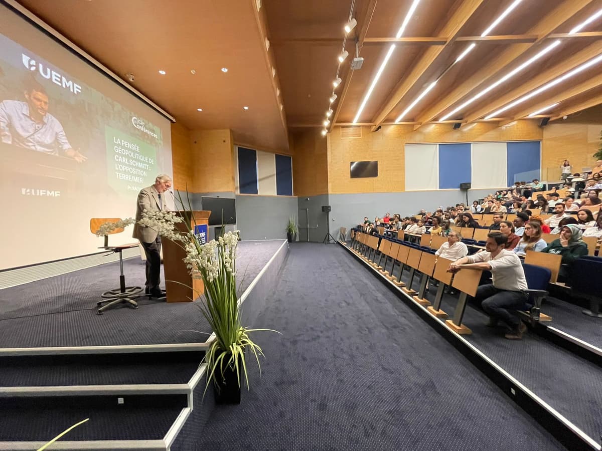 Pr. Rachid Achachi aborde la thématique de la pensée géopolitique de Carl Schmitt : l'opposition terre/mer