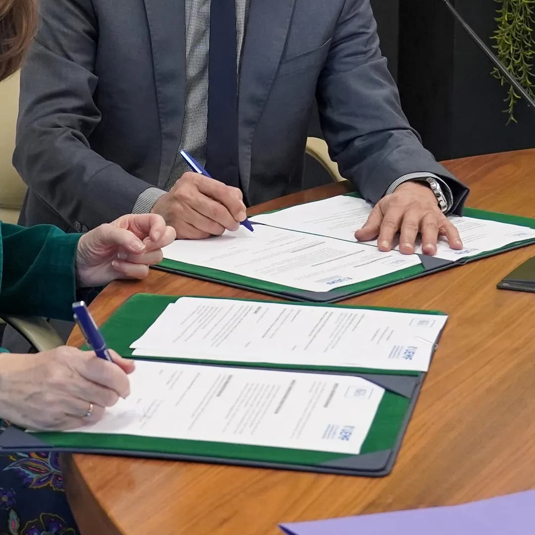 Extensive documentary collection (books, journals, theses…)